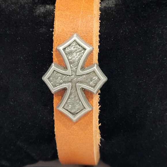 New Unisex Handmade Leather Cross Bracelets - Picture 2 of 5
